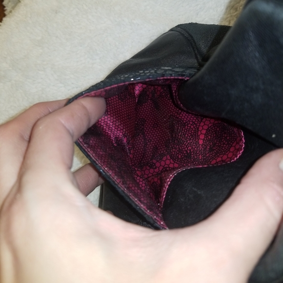 Betsey Johnson black ruffled handbag - Picture 6 of 7